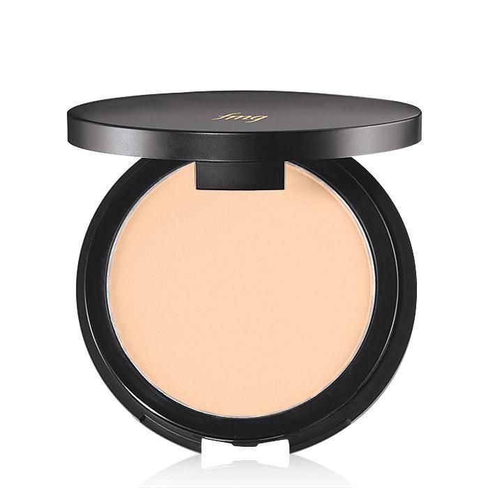 Powdered luxury. Create a flawless, silky-smooth complexion with this weightless 2-in-1 powder foundation, featuring…
